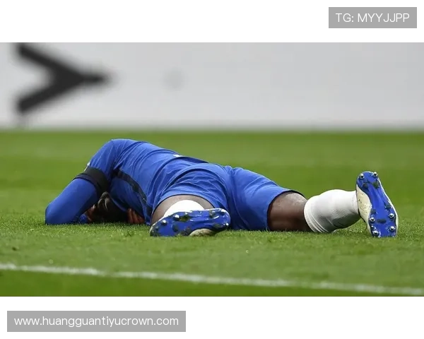 受伤倒地中断时足球比赛的规则解读与裁判判罚原则