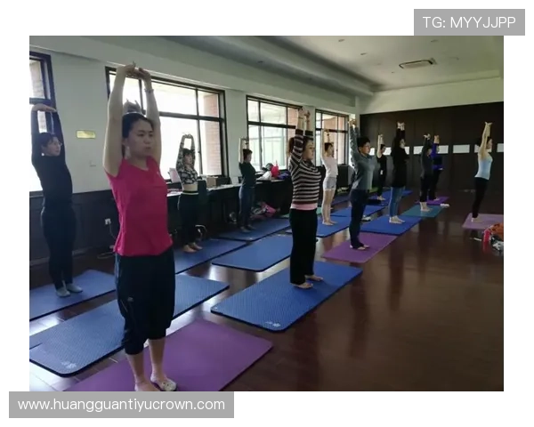 李小鹏家里那院子光健身器械就像开了个健身房，普通人是真住不惯啊