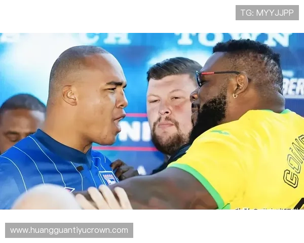 约书亚训练间里喝的是矿泉水还是香槟？真是反差太大了吧！